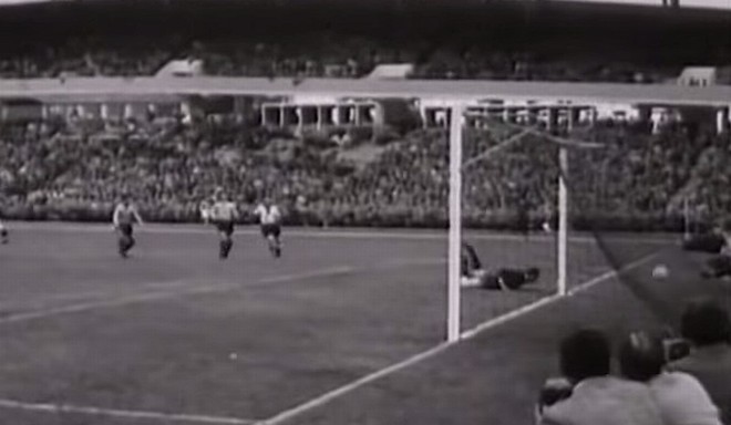 1958 Argentina 1 x 3 Alemanha:Foi primeiro duelo em Copas das duas seleções pela estreia daquela Copa. Cobatta abriu o placar para os argentinos logo no começo, mas a virada dos alemães, que defendiam o título, veio logo com dois gols de Rahn e um de Seeler, dois artilheiros históricos dos europeus. |