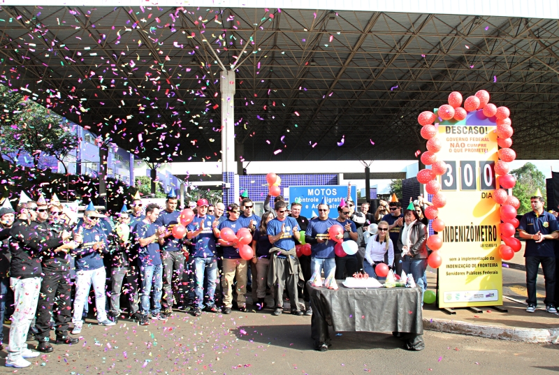 Manifestação na Ponte da Amizade reuniu mais PFs e PRFs | Christian Rizzi/ Gazeta do Povo
