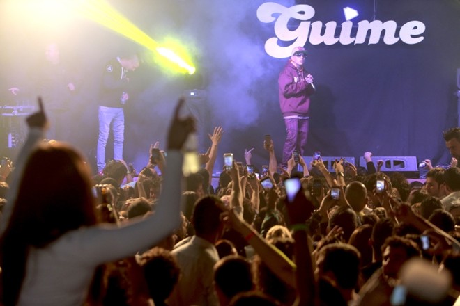 Parte do publicou nao deixou passar a oportunidade de registrar o show |