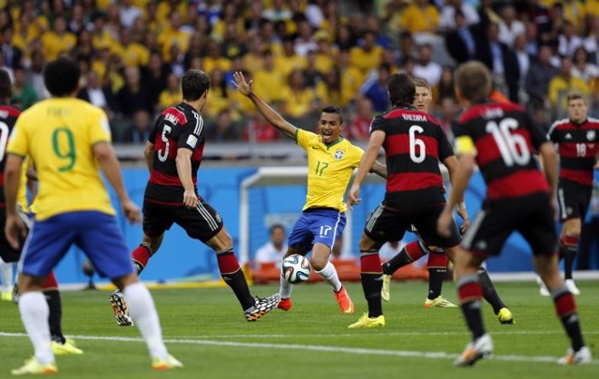 Luiz Gustavo sofre marcação pela seleção alemã | 