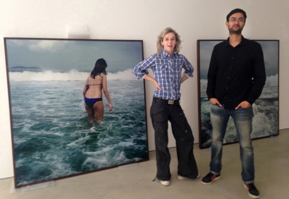 A artista visual curitibana Juliana Stein com Daniel Loganathan, gerente da Galerie Crone, de Berlim, onde ela está expondo trabalhos da série The Darkest Water, realizada nas praias do Rio de Janeiro. Juliana é representada no Brasil pela SIM Galeria, de Curitiba | Alexander Hattwig