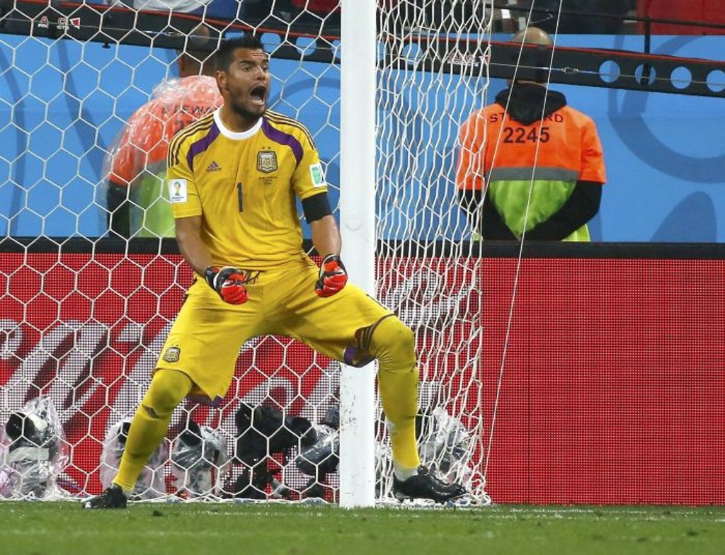 Goleiro Romero, destaque na classificação argentina à final da Copa