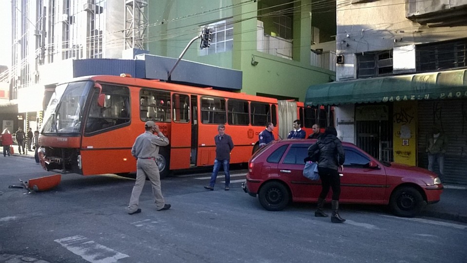 Acidente ocorreu no cruzamento da Travessa da Lapa com a Rua Pedro Ivo | Aniele Nascimento / Agência de Notícias Gazeta do Povo