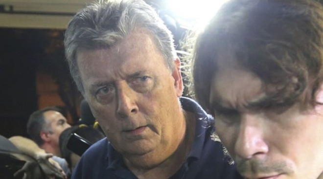 Máfia desbaratada -A polícia brasileira conquistou um importante título nesta Copa. Conseguiu revelar o maior esquema de venda ilegal de ingressos da história do Mundial. O escândalo, entranhado na Fifa e nas empresas que prestam serviço a ela era indício desde pelo menos 1998. Um total de 12 pessoas foram indiciadas por envolvimento com a máfia milionária que desviava ingressos vip de cortesia e os vendia. | 