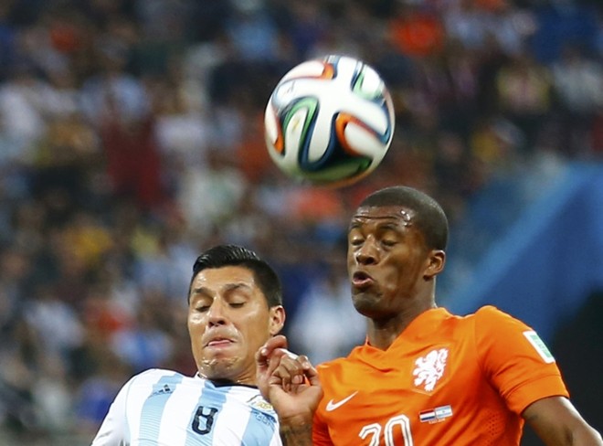 Enzo Perez e o holandês Georginio Wijnaldum sobem para cabecear em partida no Itaquerão | 