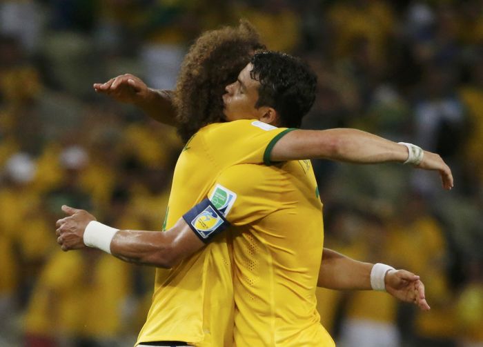 David Luiz e Thiago Silva comemoram o segundo gol do Brasil contra a Colômbia | REUTERS / Jorge Silva