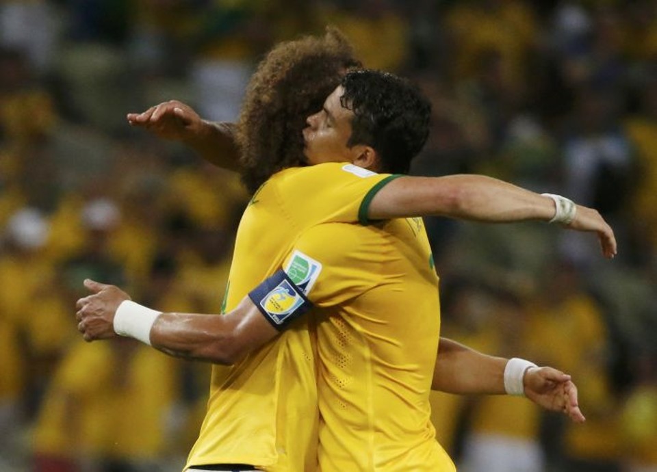 David Luiz e Thiago Silva comemoram o segundo gol do Brasil contra a Colômbia | REUTERS / Jorge Silva