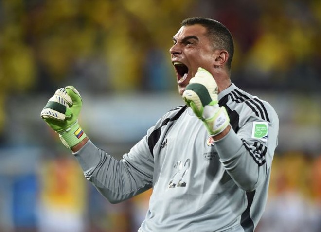 Highlander de luvas -No jogo entre Japão e Colômbia em Cuiabá, o goleiro Faryd Mondragón quebrou um recorde ao se tornar o jogador mais velho a entrar em campo em uma Copa do Mundo. Ele tem 43 anos contra os 42 que o camaronês Roger Milla tinha em 1994. De quebra, o camisa 22 dos Cafeteros se tornou o primeiro jogador a estar relacionado em um jogo de Mundial em um espaço de tempo de 20 anos, pois esteve em 1994 (e também em 1998). Anunciou a aposentadoria dos gramados após o fim da campanha colombiana. | 
