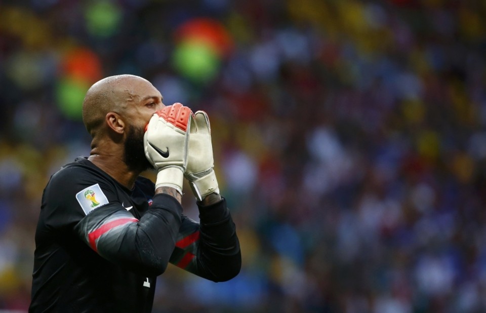 O goleiro dos Estados Unidos Tim Howard dá instruções aos outros jogadores | REUTERS/Michael Dalder