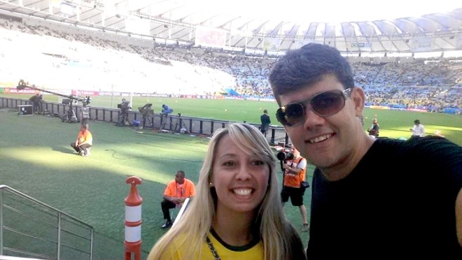 25/06 - Equador 0 x 0 França (Rio) com a namorada Michelle Lemos |