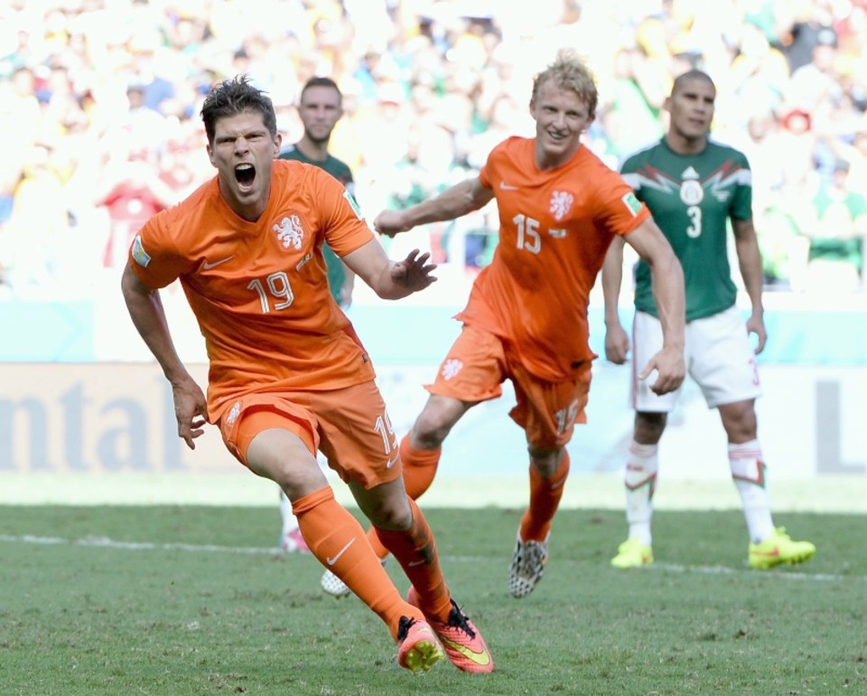 Huntelaar vibra com o gol tardio que evitou a prorrogação e classificou a Holanda para as quartas de final. Ao fundo, a felicidade de Kuyt, que elogiou a equipe: Lutamos como leões laranjas | Georgi Licovski/Reuters