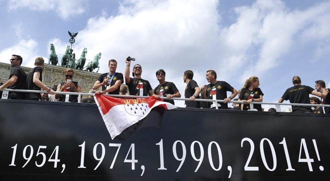 Caminhão que levou os jogadores continha inscrição lembrando os anos das quatro conquistas alemãs: 1954, 1974, 1990 e 2014 |