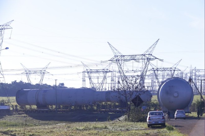 Peças gigantes aguardam para seguir viagem no lago de Itaipu |