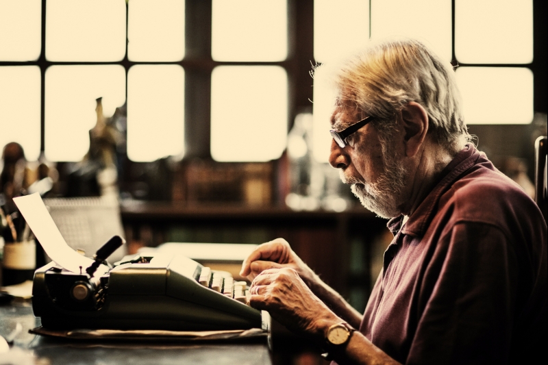 Fumante inveterado, Junqueira era tido como referência tanto na produção quanto na tradução de poesia | Fabio Seixo/Agência O Globo