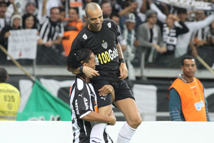 Ronaldinho Gaúcho ergue Diego Tardelli, que anotou seu 100º. gol com a camisa do clube | EFE