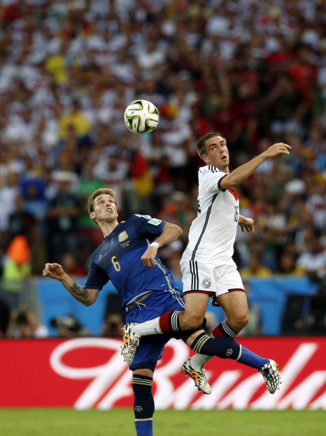 O argentino Biglia observa a cabeçada do alemão Lahm |