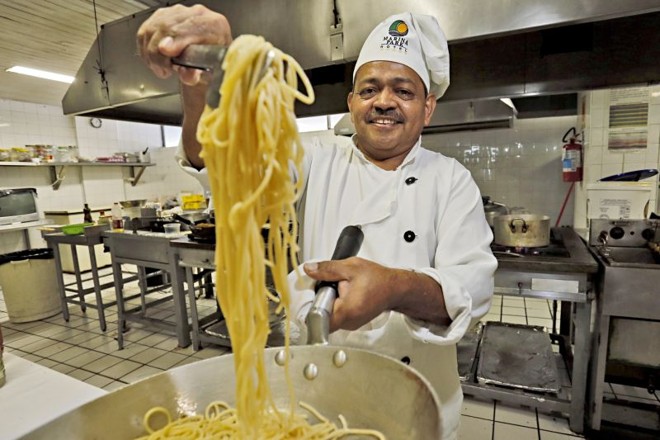 José Antônio Farias, o Baixinho, cuida do cardápio da 