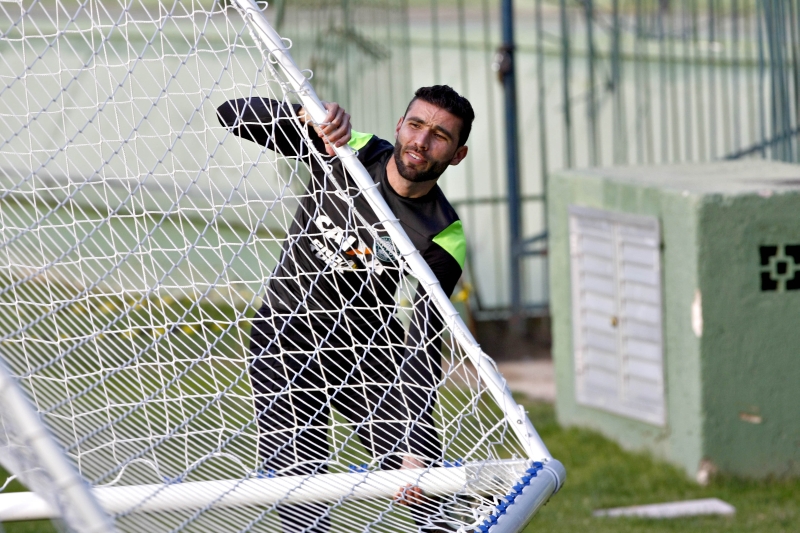 O goleiro Vanderlei carrega a trave em treino no Couto Pereira: para subir na tabela, time alviverde tem menos direito a errar no returno do Nacional | André Rodrigues/ Gazeta do Povo