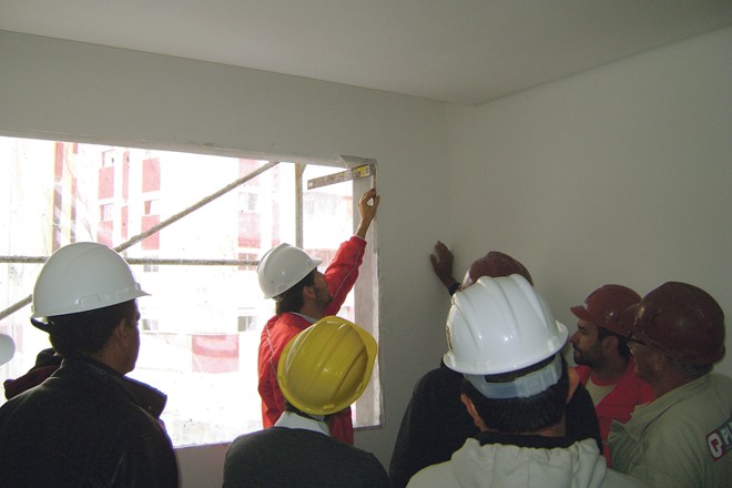Treinamento dos profis­sionais é a aposta da construtora Plaenge para aumentar a eficiência na obra | 