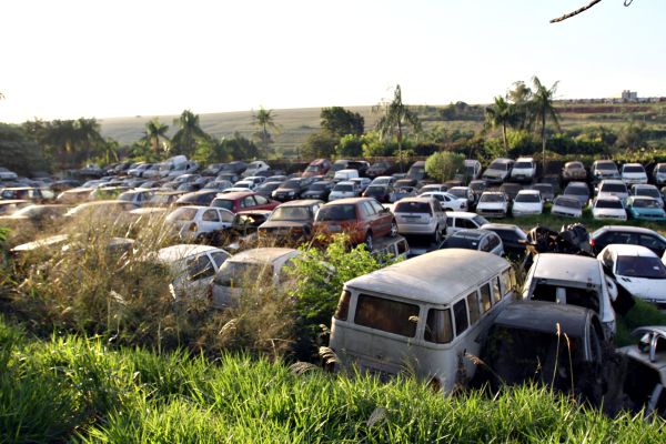 Canteiro da Av. Leste-Oeste serve de depósito ao ar livre | Gilberto Abelha/Jornal de Londrina