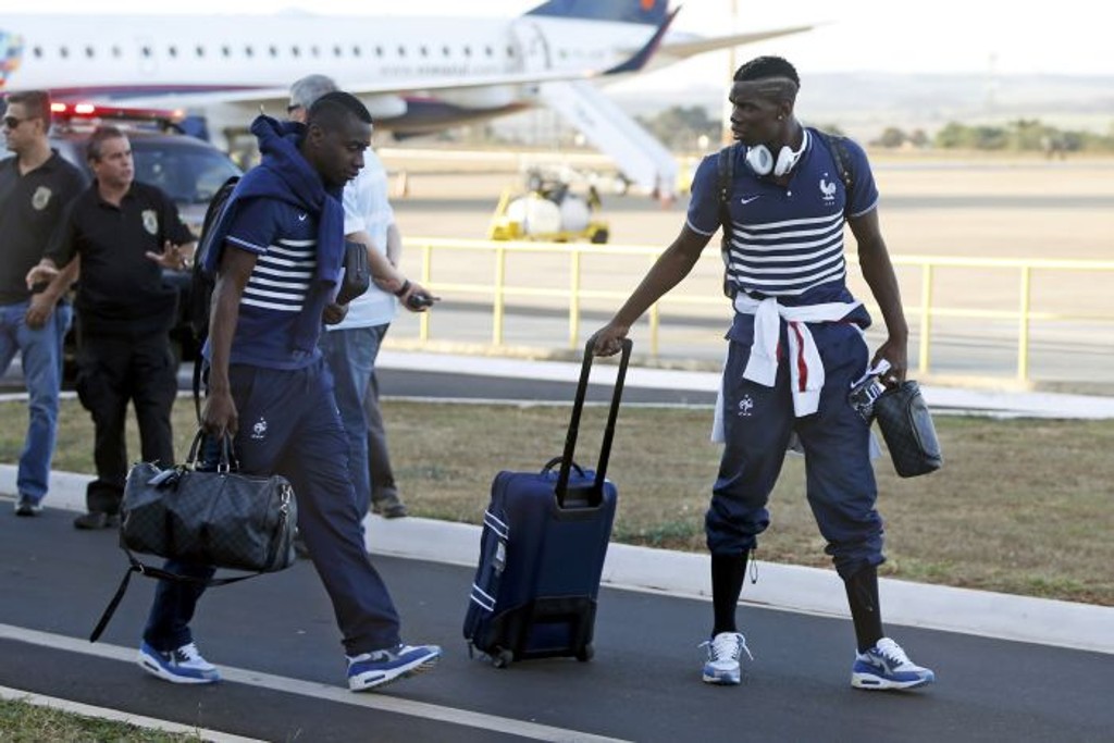 Matuidi e Pogba no desembarque da seleção francesa em Paris