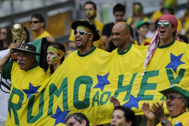 Fãs da seleção brasileira torcem pela vitória sobre a Alemanha |