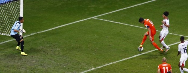 O holandês Van Persie erra chute na frente do goleiro da Costa Rica, Navas |