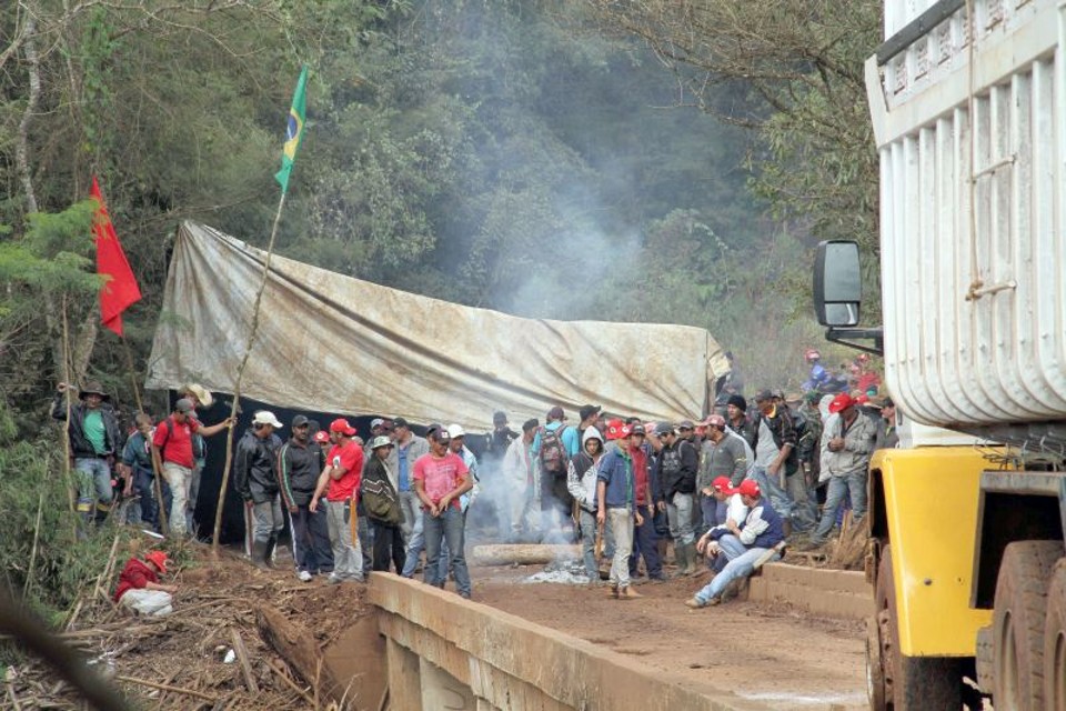 Área foi invadida na última quinta-feira. Até ontem, sem-terra permaneciam no local | Aílton Santos/Jornal Hoje
