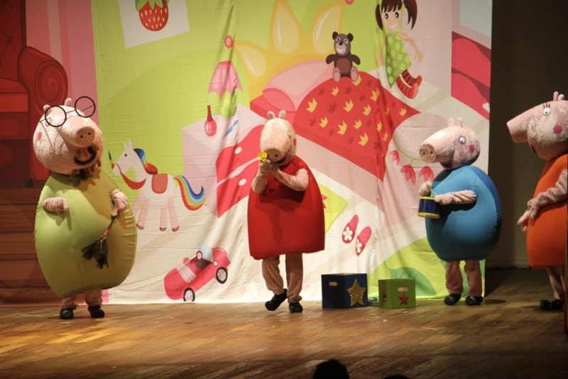 Atores com fantasias de porcos gigantes protagonizam a montagem As Férias de Peppa Pig, uma das atrações teatrais do fim de semana | Divulgação