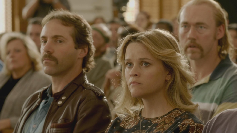 Alessandro Nívola (à esq.) e Reese Whiterpoon (centro) estão na trama baseada em fatos reais | Divulgação