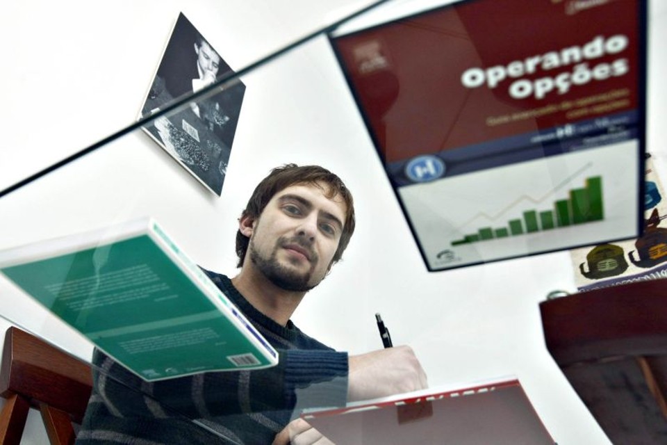 Após perder tudo em uma aplicação na bolsa, o engenheiro Alexandre Dal Ross agora só investe depois de estudar muito o produto | Andre Rodrigues/Gazeta do Povo