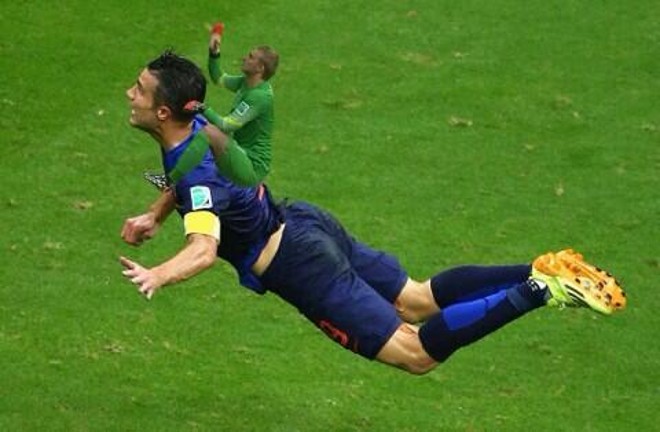 Cilessen nas costas de Van Persie no gol de peixinho |