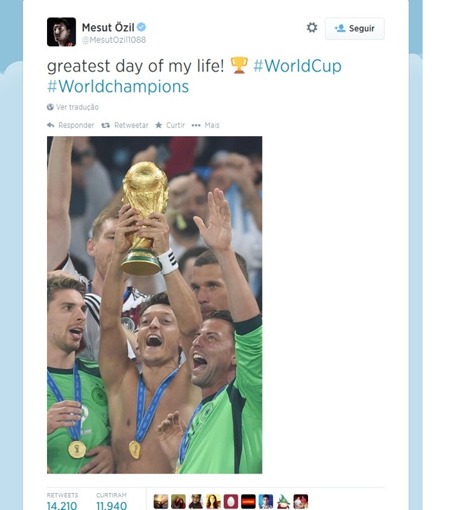 O meia Mesut Özil postou uma foto com a taça e classificou como maior dia da vida |