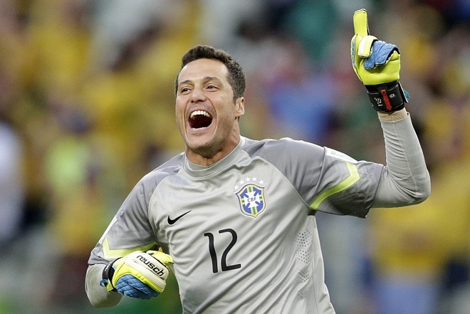 Julio Cesar:oficialmente, o goleiro ainda não se desvinculou do Queens Park Rangers, da Inglaterra. Perto de fazer 35 anos, o titular da seleção brasileira nas duas últimas Copas acabou de voltar de um empréstimo ao Toronto FC da MLS, a liga norte-americana, mas segue sem espaço no clube londrino. Apesar dos 14 gols sofridos na Copa do Mundo, não foi considerado culpado pelo mau desempenho defensivo da seleção. É uma boa pedida para equipes que precisam de um goleiro experiente com rodagem internacional. |