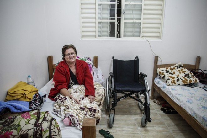 Um ano atrás, Isaura Caju Nunes, de 53 anos, fraturou o fêmur em um acidente de trânsito. Após a internação, sofreu infecção hospitalar. Desde então, já foram cinco cirurgias e ela ainda permanece com o osso esfacelado. Há um ano, vive na Casa de Apoio Ideal. Somente aos fins de semana visita a família em Rancho Alegre do Oeste. Nem por isso, deixa o bom humor e o sorriso de lado |