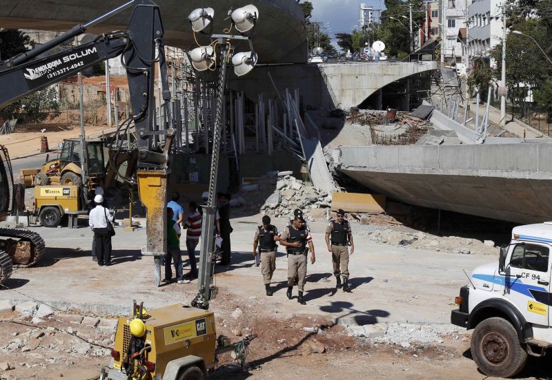 Policiais no local do acidente em Belo Horizonte | REUTERS/Washington Alves