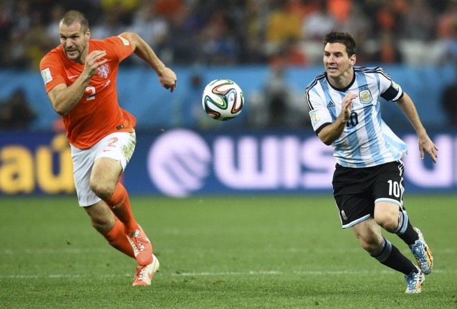 Ron Vlaar e Messi se enfrentam em partida de semifinal da Copa do Mundo | 