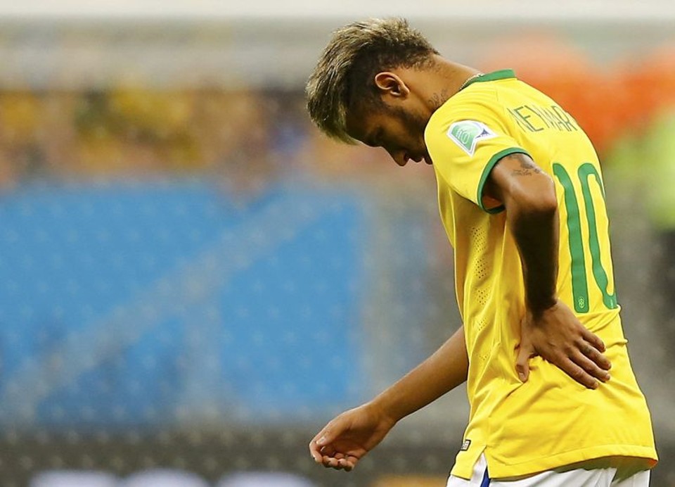 No banco, Neymar é aplaudido pela torcida em Brasília Do banco de reservas, Neymar estava incomodado com a dor e com o fato de não poder "salvar" a seleção | Reuters