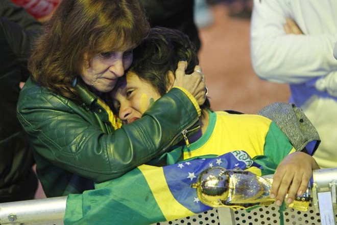 Torcedores na Pedreira Paulo Leminski sofrem com a goleada sofrida pelo Brasil para a Alemanha | 