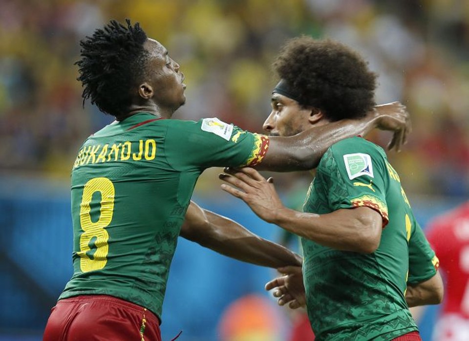 Moukandjo (à esq.) brigou com Assou-Ekotto dentro do campo durante a derrota para a Croácia | EFE / Jeon Heon-Kyun