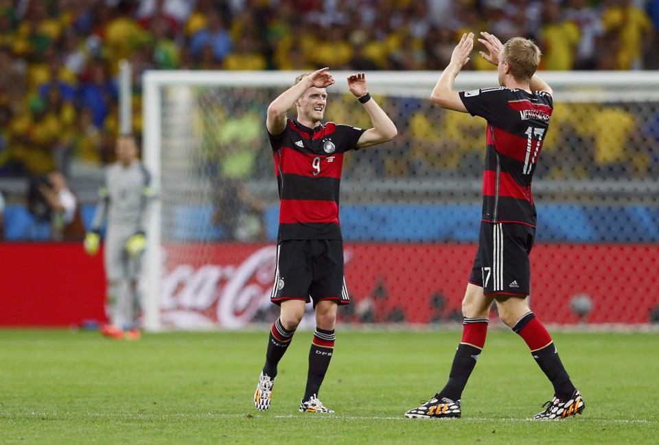 Schuerrle (à esquerda) cumprimenta Mertesacker após marcar contra o Brasil, na humilhante goleada de 7 a 1 | Eddie Keogh/Reuters