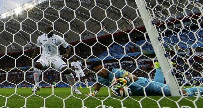Tecnologia a serviço do gol -A partida entre França e Honduras , no Beira Rio, entrou para a história como o primeiro gol validado pela tecnologia. O Goal Line da Fifa registrou e o árbitro brasileiro Sandro Meira Ricci anotou o gol francês em que Benzema finalizou e o goleiro Valladares colocou a bola para dentro da própria meta após ela bater na trave. | 
