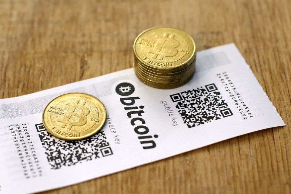 França decide impor teto para compra de bitcoins Para órgão do governo francês, moedas não oficiais apresentam risco de uso ilícito | Benoit Tessier/Reuters