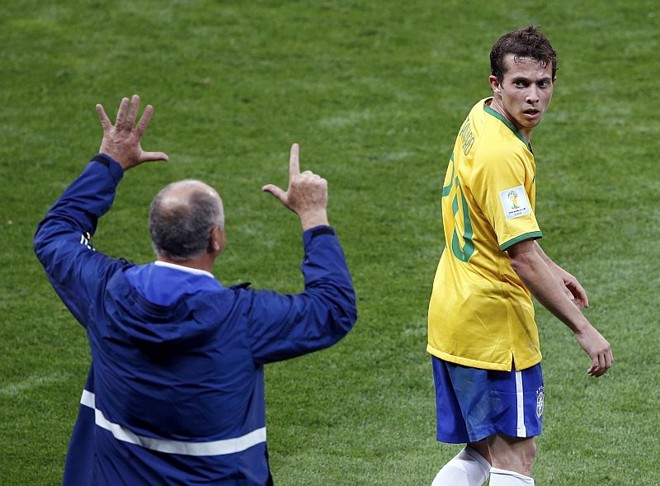 O técnico Luiz Felipe Scolari sinaliza os 7 gols sofridos pelo Brasil para o jogador Bernard | 