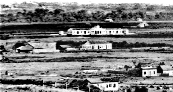 Detalhe de uma vista de Curitiba, feita em dezembro de 1883. Dois anos antes de ser inaugurada a Estação da Estrada de Ferro já aparece construída no meio do campo | Acervo Cid Destefani