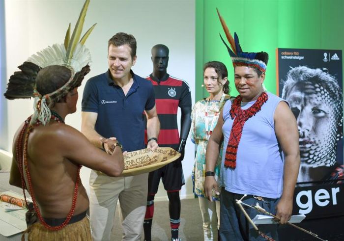 Oliver Bierhoff, diretor técnico da Alemanha, recebeu homenagem dos índios pataxós na despedida da equipe de Santa Cruz Cabrália | EFE
