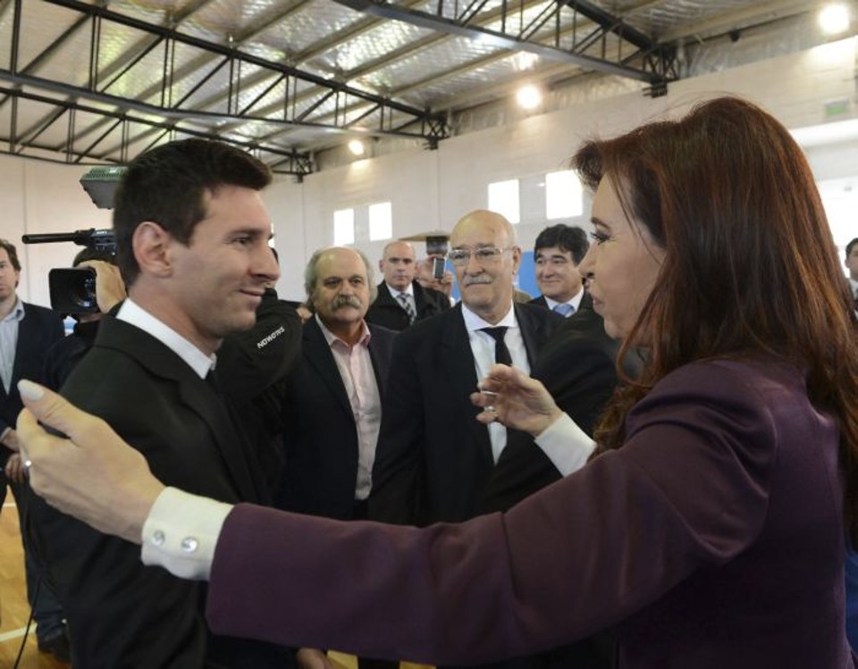 Presidente Cristina Kirchner cumprimenta Messi no retorno da seleção argentina a Buenos Aires | Reuters