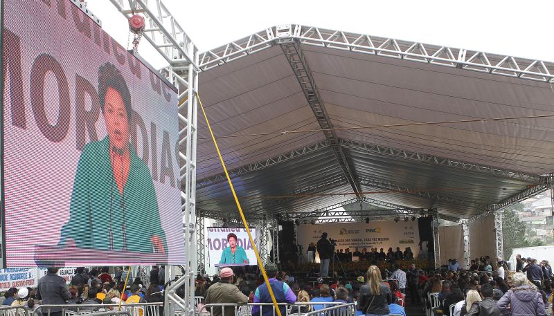 Por videoconferência, Dilma discursou durante a entrega de moradias populares no bairro Santa Cândida, em Curitiba | Jonathan Campos/Gazeta do Povo