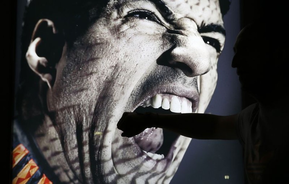 Imagem publicitária da Adidas com o jogador Luis Suárez viralizou na rede após atacante ter mordido adversário durante jogo | Kai Pfaffenbach/Reuters.