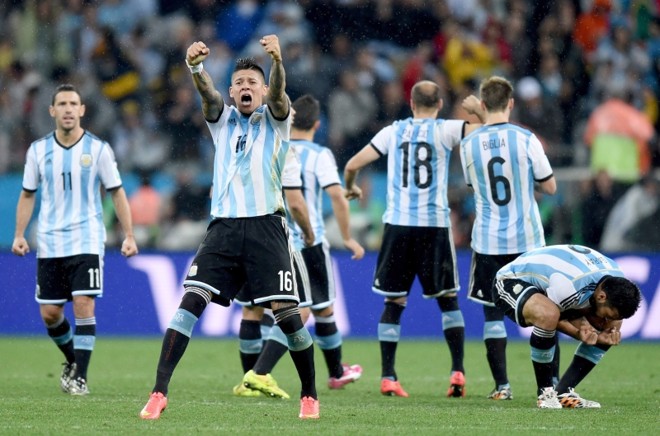 Jogadores argentinos comemoram vitória sobre a Holanda | 